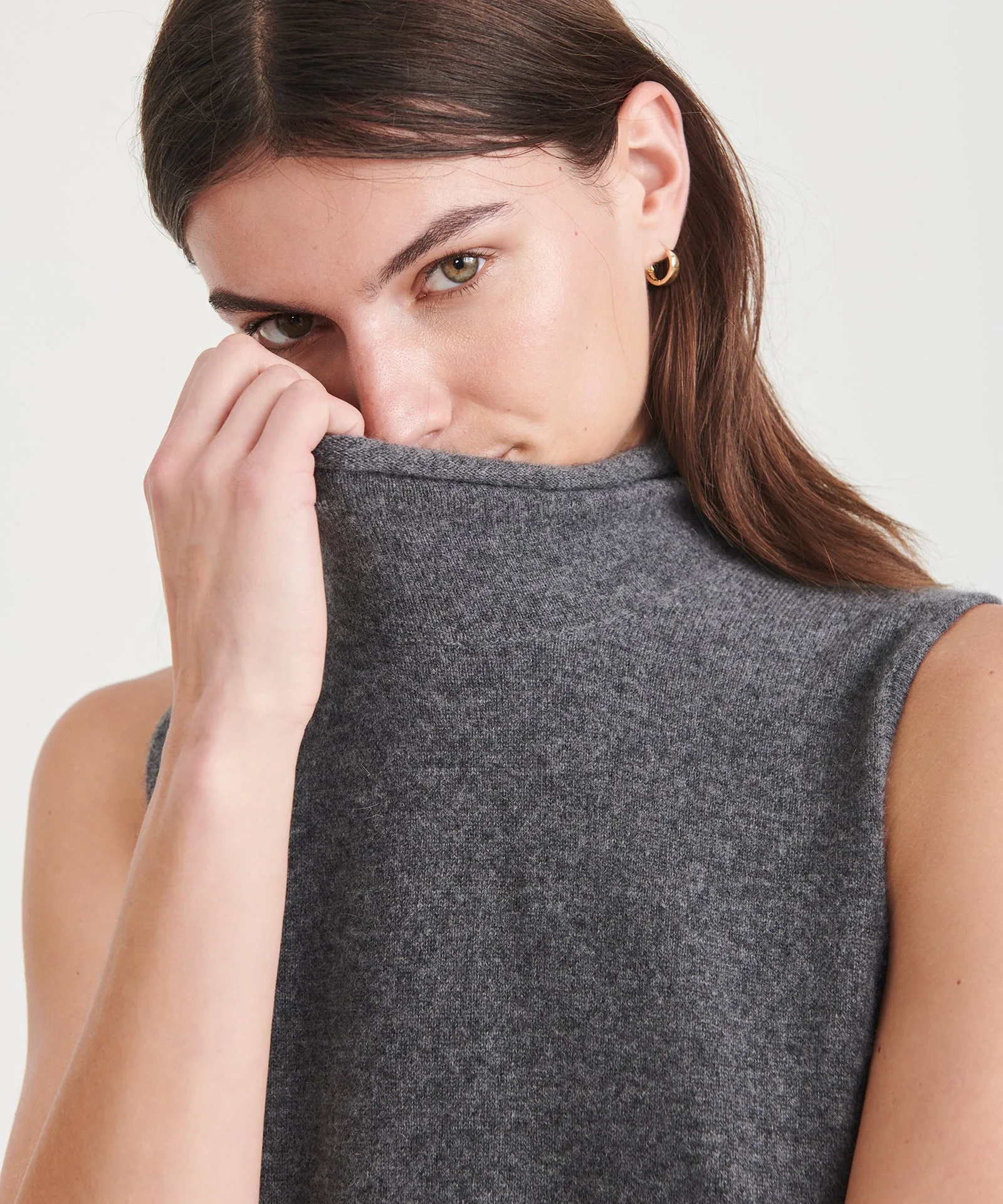 Signature Cashmere Sleeveless Turtleneck