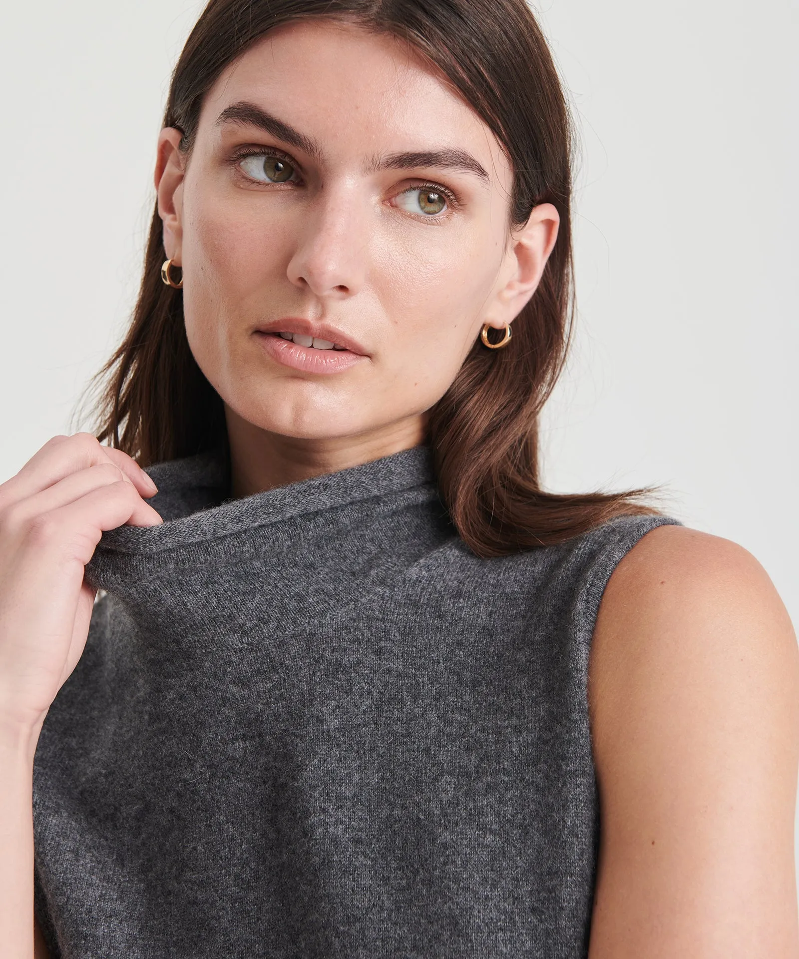 Signature Cashmere Sleeveless Turtleneck